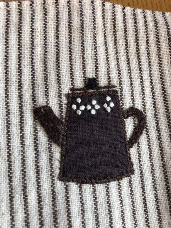 コットンリネンエプロン（茶色いポットの刺繡入り） 4枚目の画像