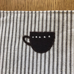 コットンリネンエプロン（茶色いカップの刺繡入り） 2枚目の画像