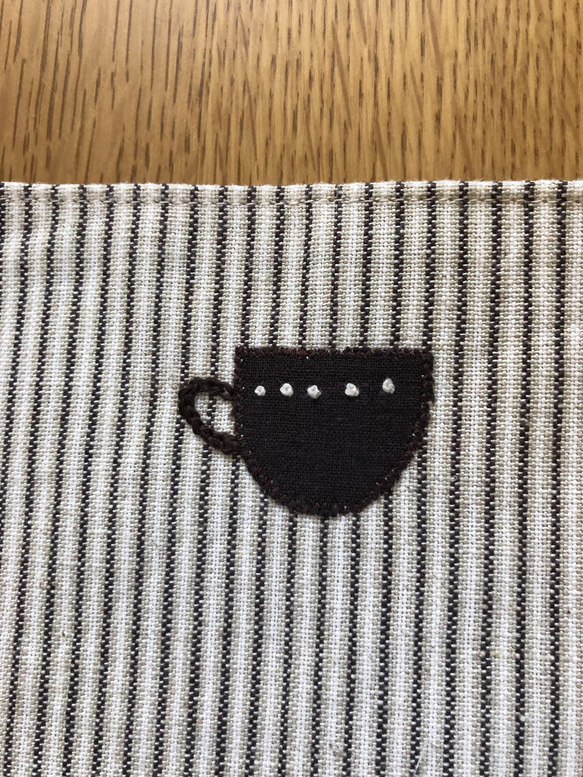 コットンリネンエプロン（茶色いカップの刺繡入り） 2枚目の画像