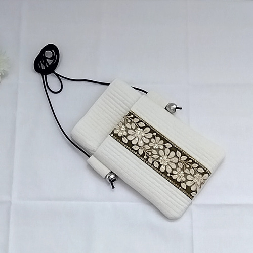 インド刺繍リボン ヌビキルト スマホポーチ 【ホワイト インド刺繍リボン ヌビキルト スマホポーチ 【ホワイト