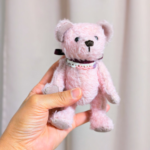 いちごミルク色の小さなテディベア