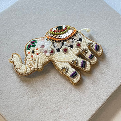 ビーズ刺繍のブローチ　-着飾った象- elephant 4枚目の画像