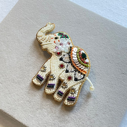 ビーズ刺繍のブローチ　-着飾った象- elephant 3枚目の画像