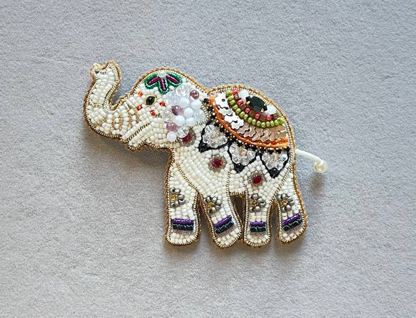 ビーズ刺繍のブローチ　-着飾った象- elephant 2枚目の画像