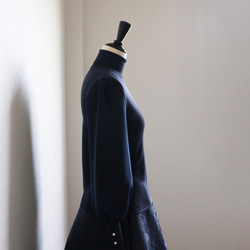 【華麗◎】不同材質泡泡袖高領套頭衫【海軍藍】 第8張的照片