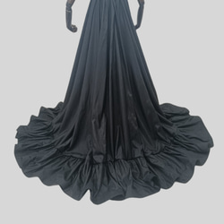 ウェディングドレス 黒 カラードレス 取り外し 華やかなトレーン 結婚式 ブライダル ラッフルフリル デザイン感 4枚目の画像