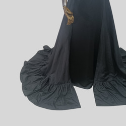 ウェディングドレス 黒 カラードレス 取り外し 華やかなトレーン 結婚式 ブライダル ラッフルフリル デザイン感 3枚目の画像