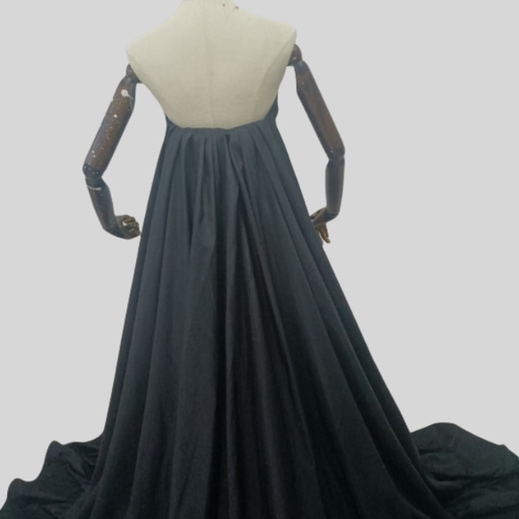 ウェディングドレス 黒 カラードレス 取り外し 華やかなトレーン 結婚式 ブライダル ラッフルフリル デザイン感 6枚目の画像