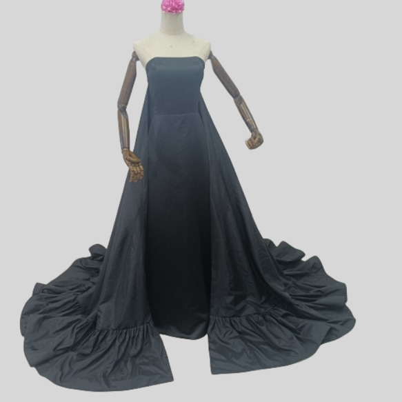 ウェディングドレス 黒 カラードレス 取り外し 華やかなトレーン 結婚式 ブライダル ラッフルフリル デザイン感 1枚目の画像