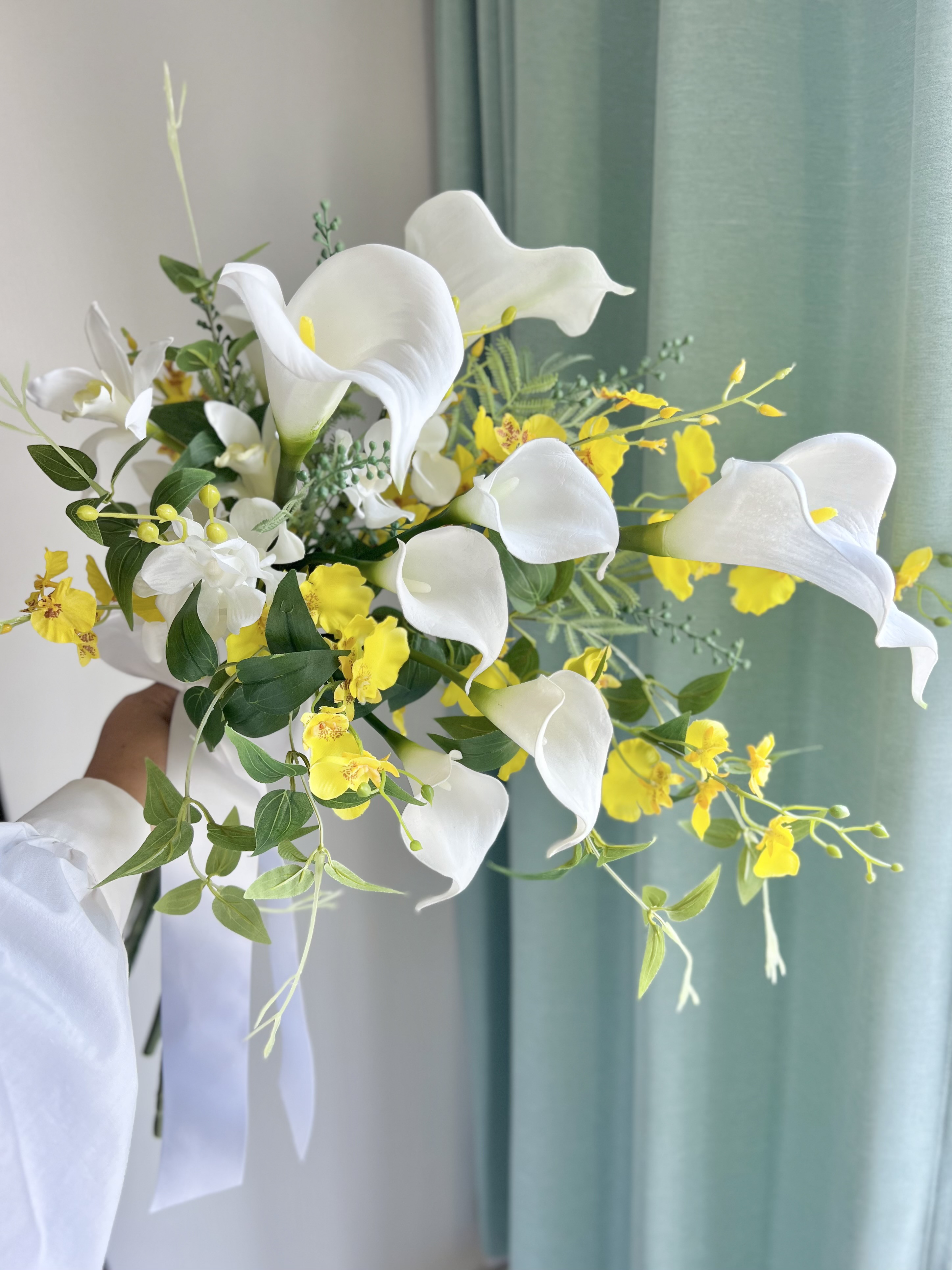 カラーリリー、オンシジューム、シンピジウム、グリーンのクラッチブーケ　ウェディングブーケ　アーティフィシャルフラワー