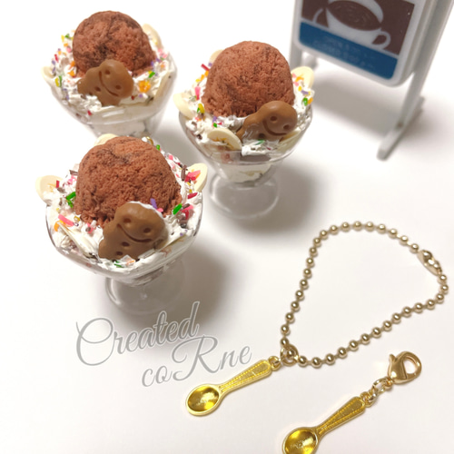喫茶店のミニチョコレートパフェ(金のスプーンで召し上がれ