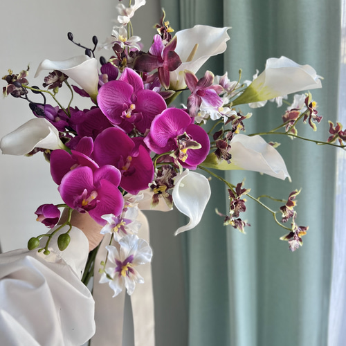 胡蝶蘭 ピンク ボルドー　アーティフィシャルフラワーブーケ　ウェディングブーケ ピンクの胡蝶蘭と カラーのブーケ。 #胡蝶蘭 #カラー #アーティ