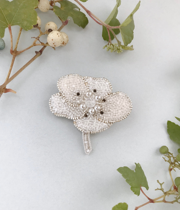 オートクチュールビーズ刺繍　flowerブローチ オートクチュールビーズ刺繍ブローチ クリスマスローズの花