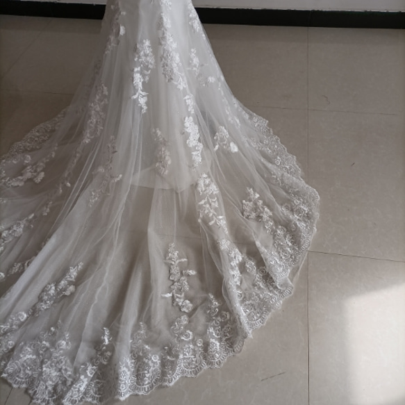 優雅的！灰白色洋裝美人魚線背面呈現華麗的火車婚禮/招待會 第5張的照片