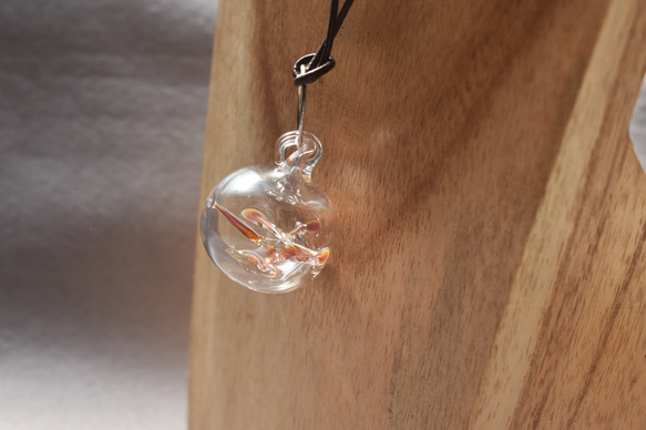 ガラスの浮き球ネックレス（オレンジ系） 10枚目の画像