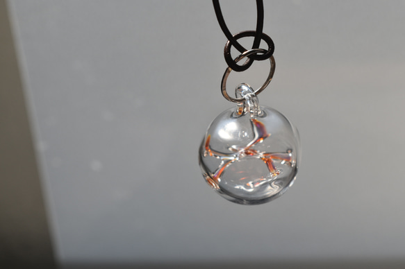 ガラスの浮き球ネックレス（オレンジ系） 3枚目の画像