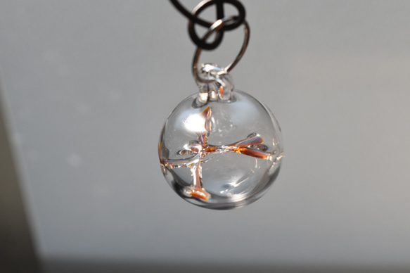 ガラスの浮き球ネックレス（オレンジ系） 8枚目の画像