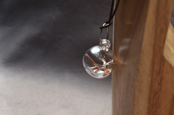 ガラスの浮き球ネックレス（オレンジ系） 9枚目の画像