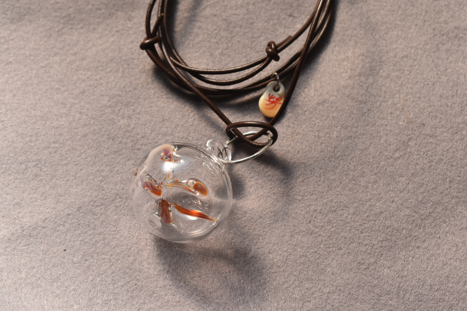 ガラスの浮き球ネックレス（オレンジ系）