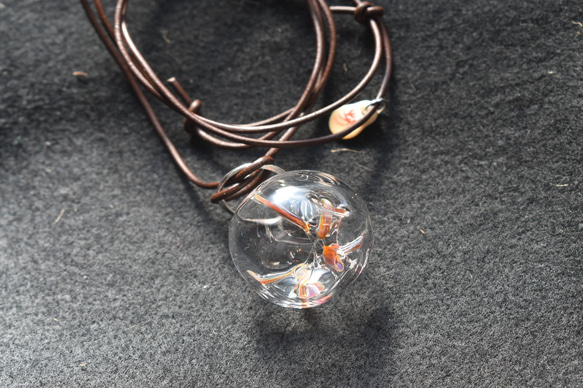 ガラスの浮き球ネックレス（オレンジ系） 2枚目の画像