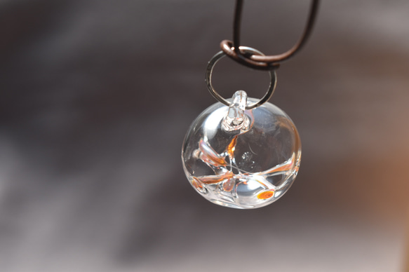 ガラスの浮き球ネックレス（オレンジ系） 7枚目の画像