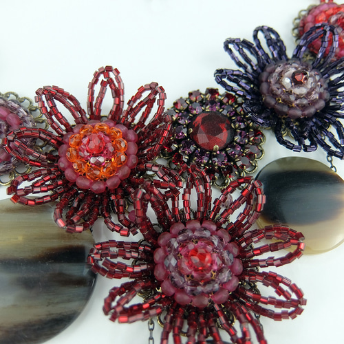 赤いビーズ ネックレス 花の留め具どんな色とも相性抜群 赤いビーズ ネックレス 花の留め具どんな色とも相性抜群 赤いビーズ