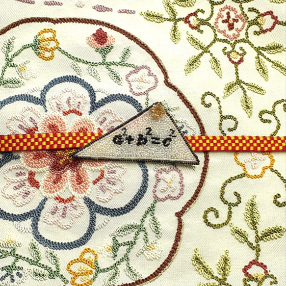 ピタゴラスの定理(abc)のブローチ/金茶 ＊オートクチュールビーズ刺繍 8枚目の画像