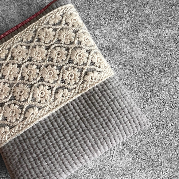 インド刺繍×ふんわりヌビ◆ミニフラットポーチ/マルチケース〈ライトグレー〉 4枚目の画像