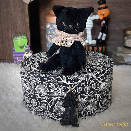 sold】ブラックムーンキャット (オレンジの襟巻き) ぬいぐるみ Koh