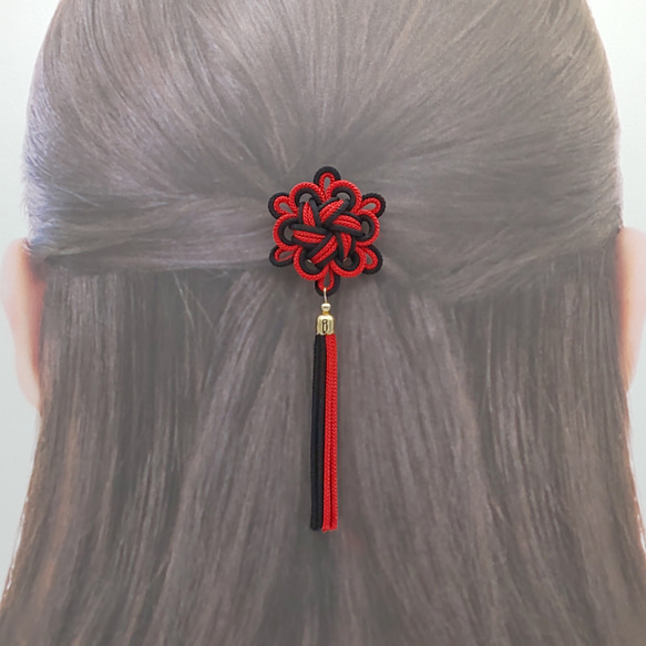 八重菊結びのタッセルポニーフック（赤・レッド×黒・ブラック） 和風 中華風 チャイナ 中国結び 飾り結び 組紐 1枚目の画像