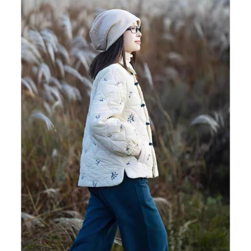 可憐な花刺繍と手作りボタン 中綿ジャケット ポケット付き【春秋