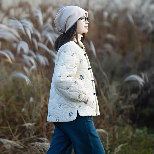 可憐な花刺繍と手作りボタン 中綿ジャケット ポケット付き【春秋