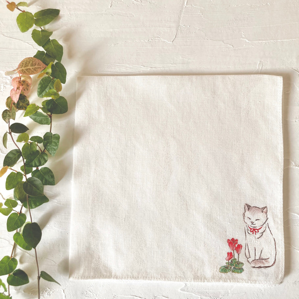 【再販】『シクラメンと赤いリボンの猫』の手描きリネンハンカチオフホワイト 3枚目の画像