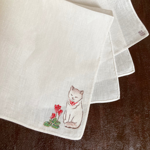 【再販】『シクラメンと赤いリボンの猫』の手描きリネンハンカチオフホワイト 5枚目の画像