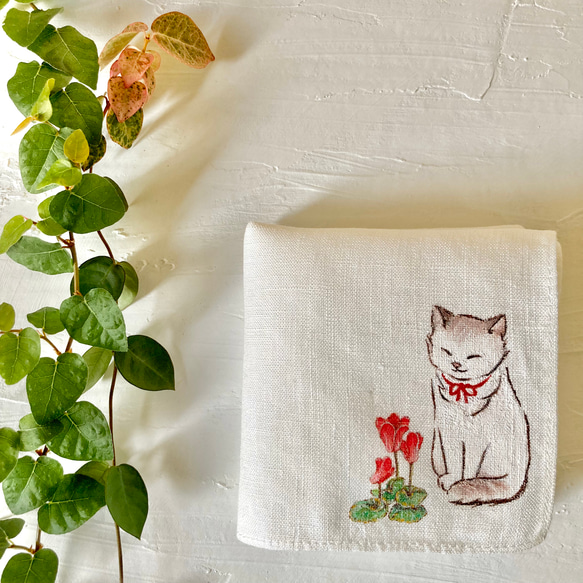【再販】『シクラメンと赤いリボンの猫』の手描きリネンハンカチオフホワイト 2枚目の画像