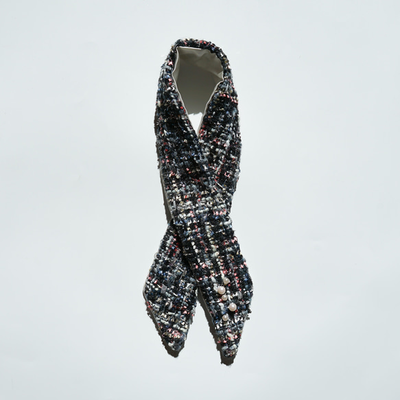 バッグをお洒落に「ブラックツイードのスカーフ」, ツイード生地 パール 冬　スカーフ 2枚目の画像