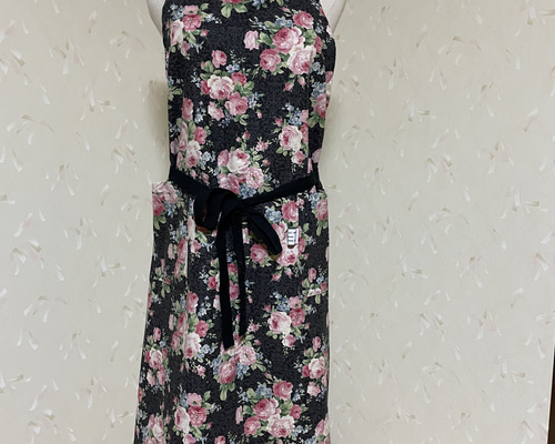 モダンなエプロン 】handmade○M〜L○黒い花 モダンなエプロン