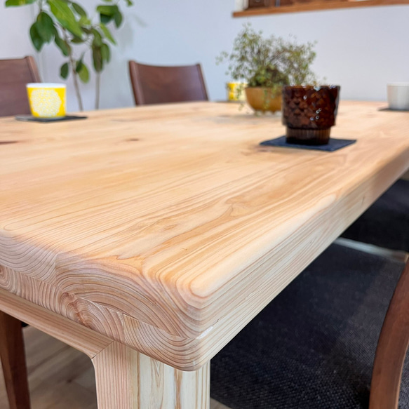 国産ヒノキの無垢材　サイズオーダー可能　1500×800×695　カフェ風　北欧風　ダイニングテーブル　角が丸く安心安全 