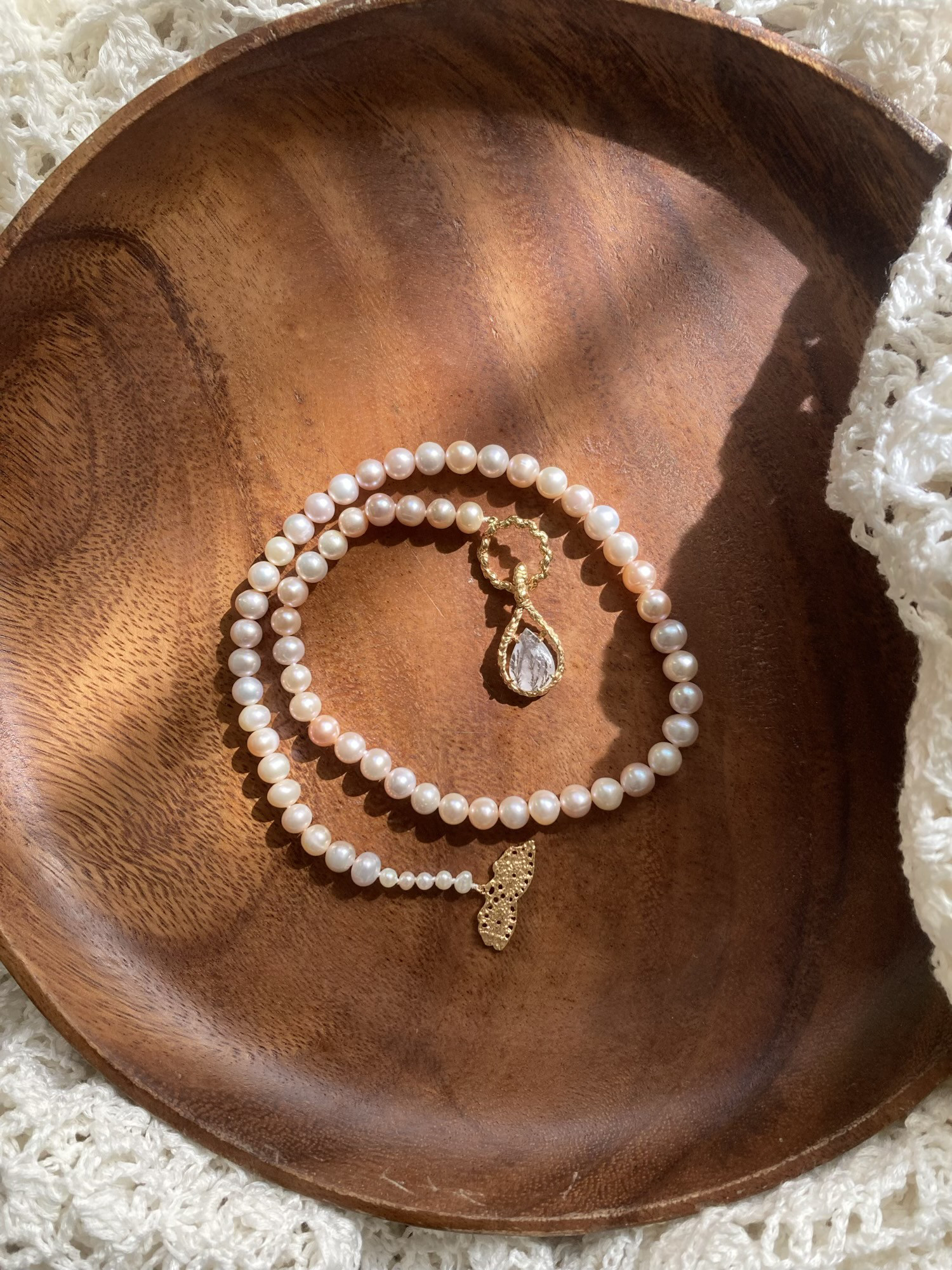 デンドリチッククォーツとパールのマンテルネックレス