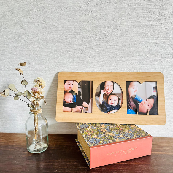 木製フォトスタンド “MOM”  写真立て Photo Stand Album インテリア お母さん ママ プレゼント 1枚目の画像
