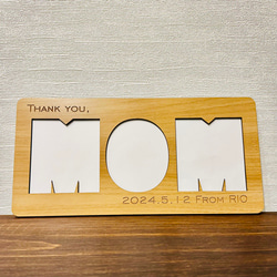 木製フォトスタンド “MOM”  写真立て Photo Stand Album インテリア お母さん ママ プレゼント 4枚目の画像