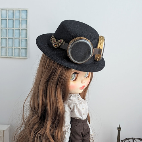 1043※スチームパンク・ゴーグルと歯車モチーフの黒の帽子 ※ブライスアウト 1043※スチームパンク・ゴーグルと歯車モチーフの黒の帽子 ※ブライス