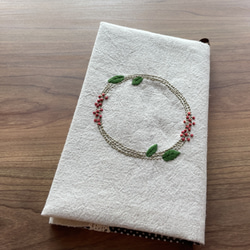 新書サイズ　赤い木の実刺繍のブックカバー 7枚目の画像