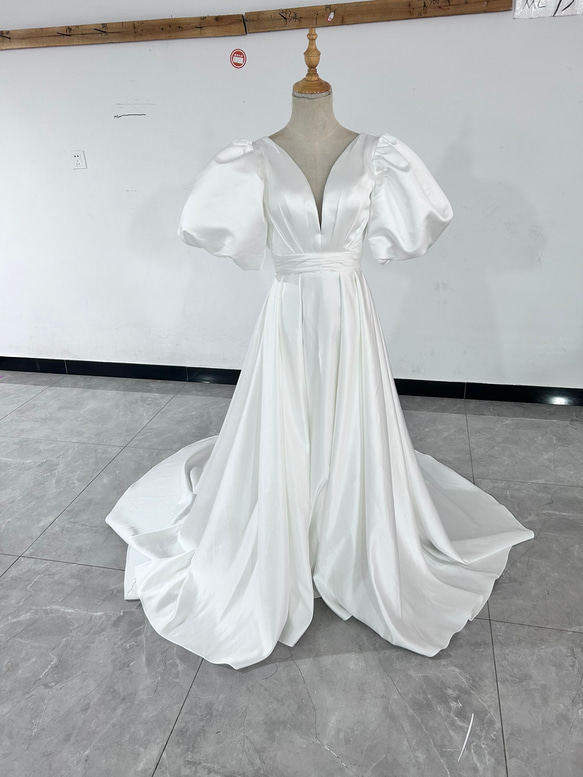 美品！オフホワイト Vネックドレス 背中見せ ふっくら柔らかなバック  