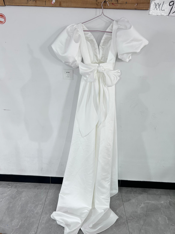 美容產品！米白色V領連身裙，露背，豐滿柔軟的背帶，法式風格，婚宴/握拳儀式 第3張的照片