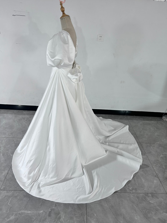 美容產品！米白色V領連身裙，露背，豐滿柔軟的背帶，法式風格，婚宴/握拳儀式 第4張的照片