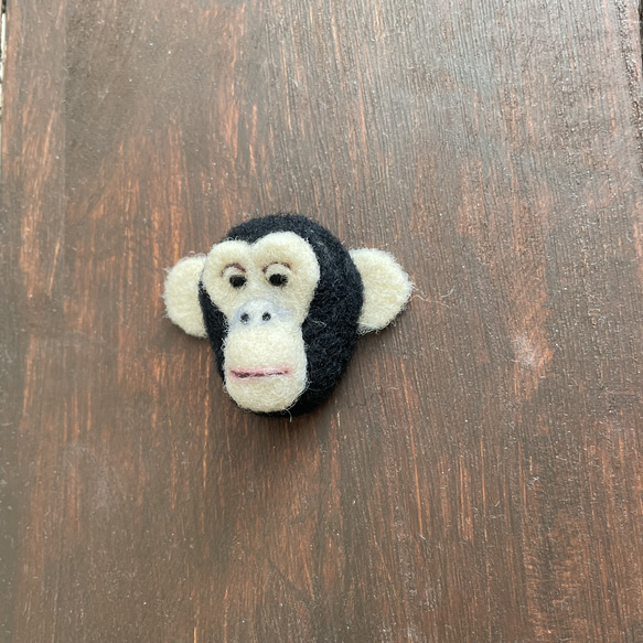 チンパンジーのチャーリーの顔ブローチ 3枚目の画像
