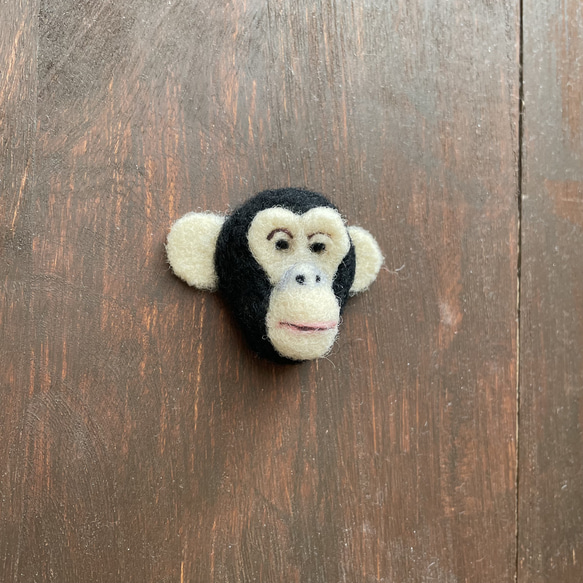 チンパンジーのチャーリーの顔ブローチ 2枚目の画像