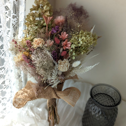 スモークツリーとたくさんのお花たち　ガラスベース付きドライフラワーアレンジメント 4枚目の画像