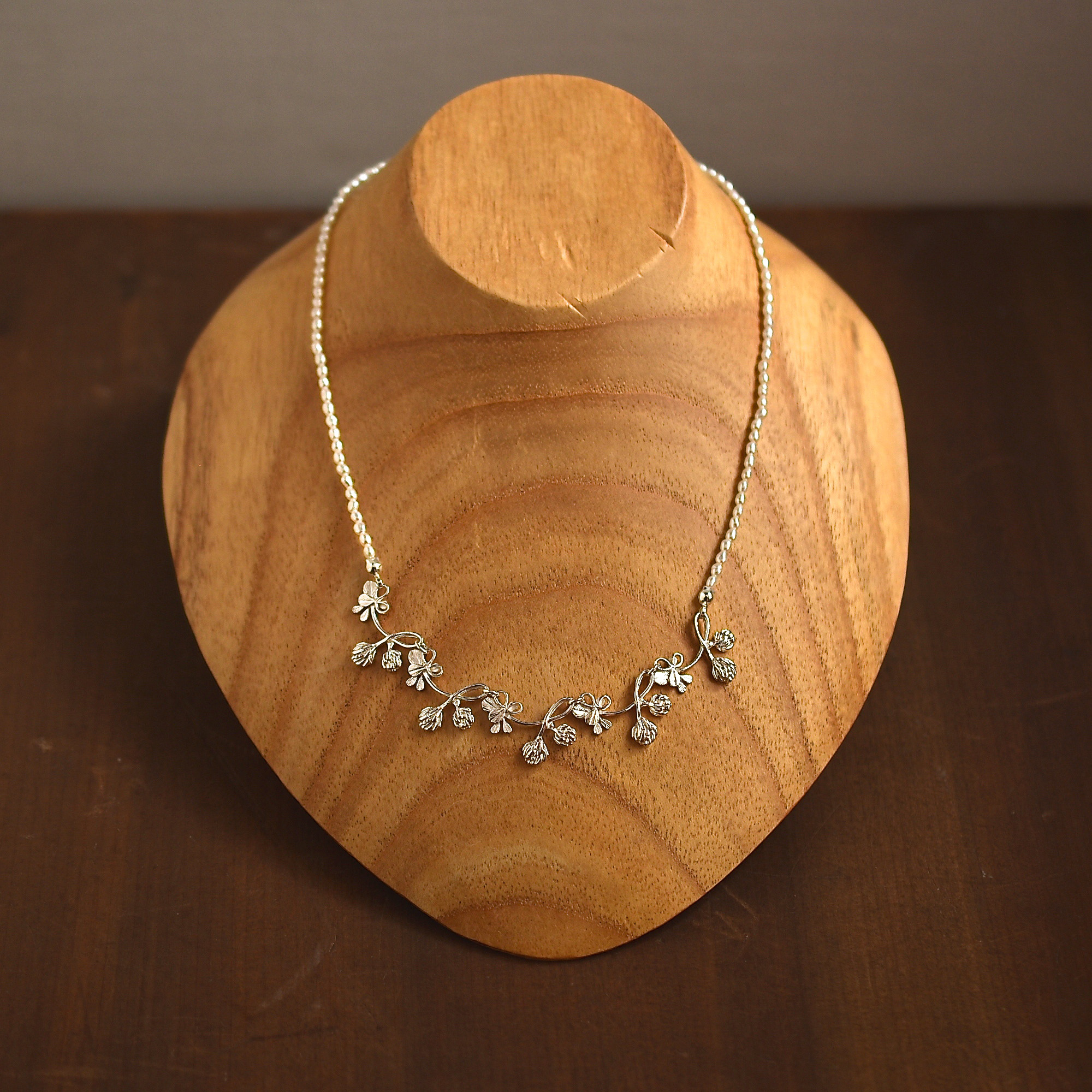 クローバーとベビーパールのネックレス